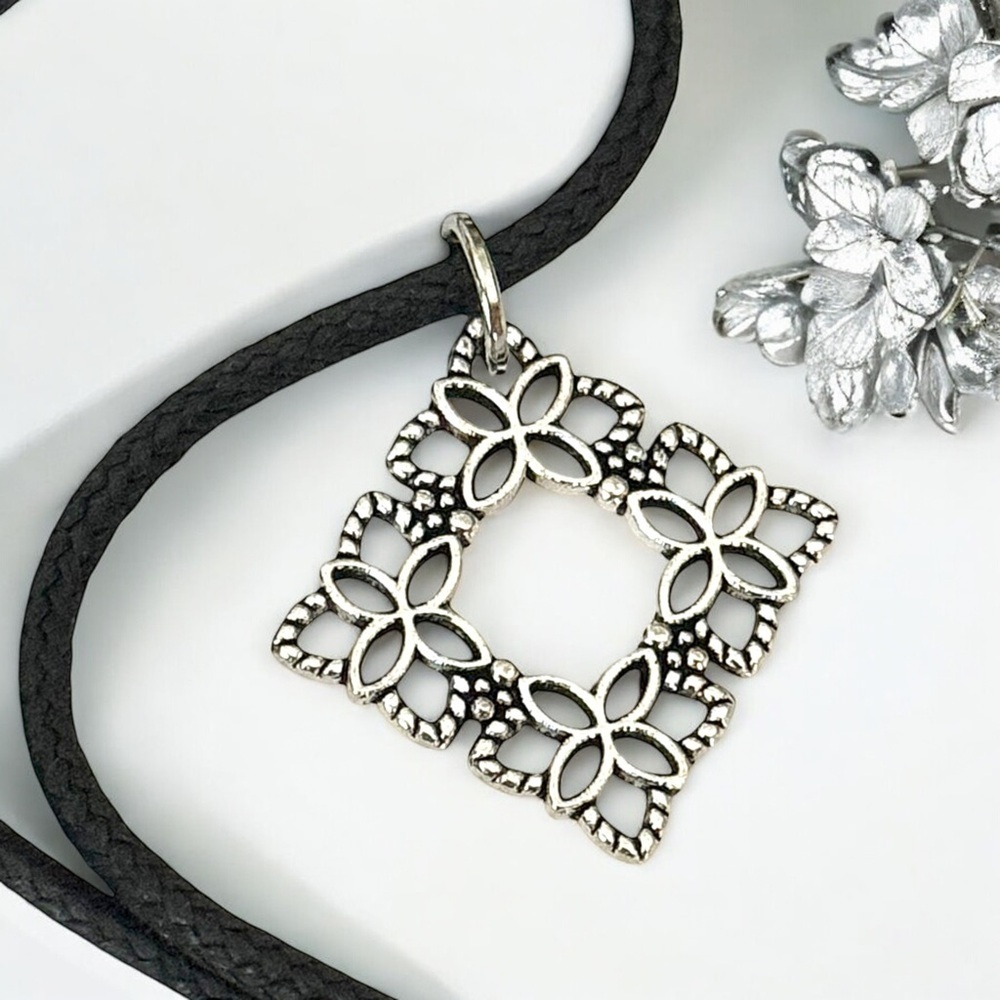 5 For $25💫Small Square Silver Filigree Floral Pendant Necklace